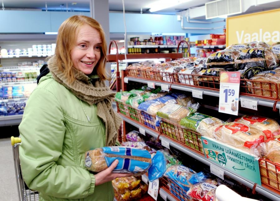 Joensuulainen Eila Könönen laittaa leipäpussista osan pakastimeen. Kolmihenkisen perheen tarpeisiin on joskus hankalaa löytää sopivan kokoisia elintarvikepakkauksia.