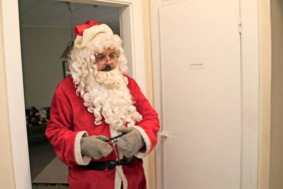 Kiteen kulttuuriohjaaja Markus Pulkkinen on laittanut joulupukin tamineet päälle. Kohta alkaa videopätkän tekeminen Kesälahdelta Sovintolasta Kiteen joulukalenteriin.