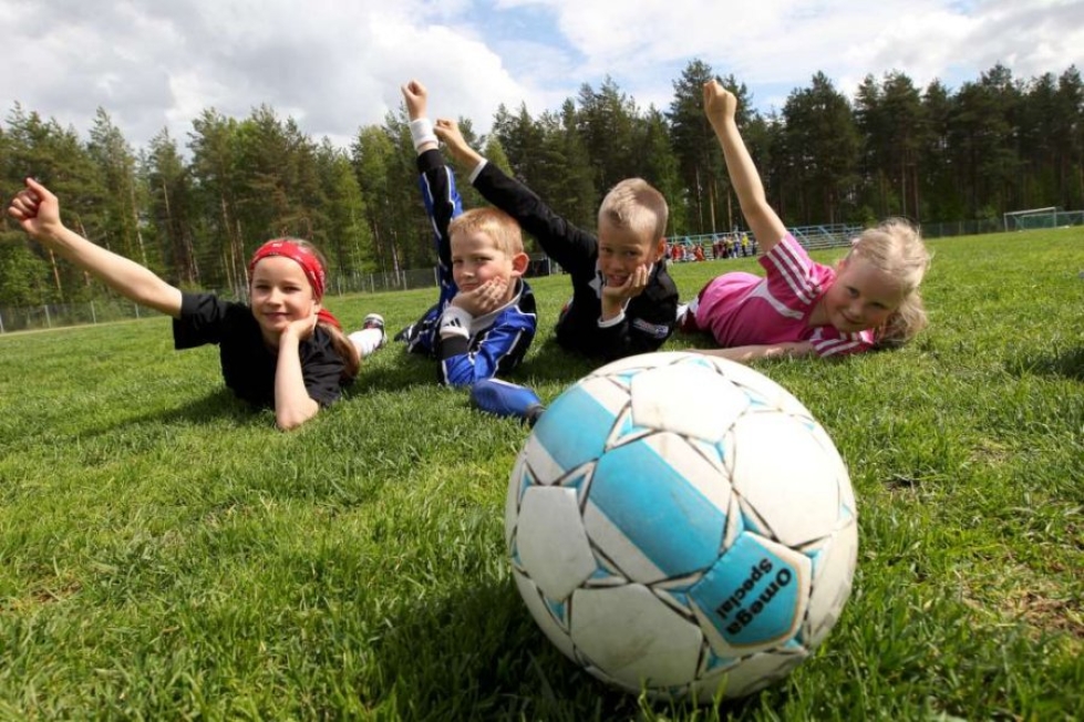 Sporttileirillä lapset harjoittelevat itse valitsemaansa urheilulajia.