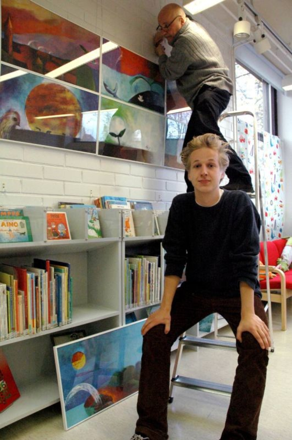 Esko-Pekka (takana) ja Nikolai Tiitinen rakensivat näyttelyä Outokummun kirjaston lastenosastolle kaksi vuotta sitten.