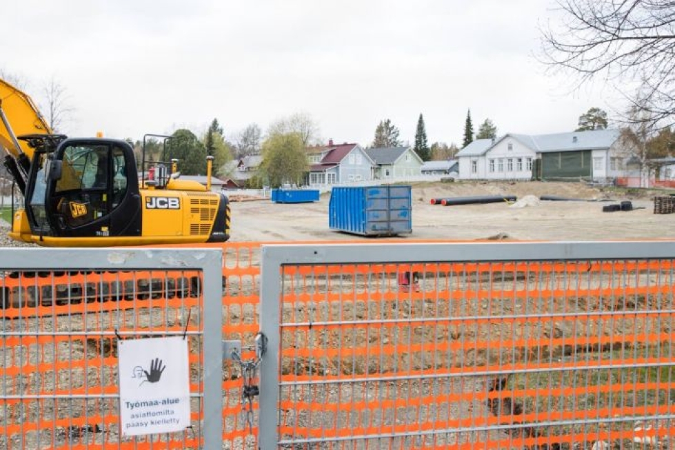 Joensuun Karsikon koulu on toistaiseksi maakunnan suurin kunnallinen rakennustyömaa tänä vuonna. Lähes 23 miljonan euron urakan valmistelevat työt ovat käynnissä.