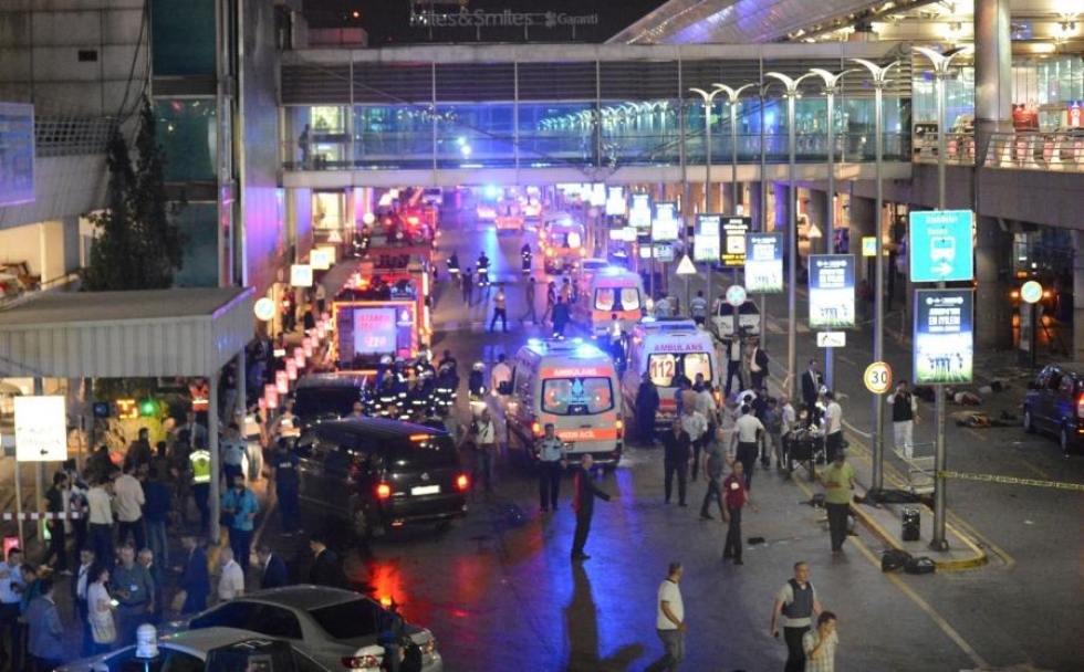 Ilhas-uutistoimiston kuvassa Atatürkin lentoasemalta näkyy viranomaisia, pelastushenkilöstöä, ambulansseja ja iskun uhreja. LEHTIKUVA/AFP