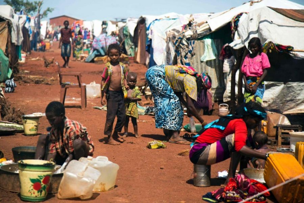Suljettavaksi uhattua Etelä-Sudanin rajaa käyttävät muun muassa pakolaiset, jotka väkivaltaisuudet ovat ajaneet kotiseuduiltaan. LEHTIKUVA/AFP