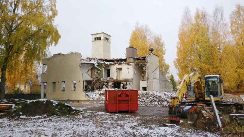 Pohjois-Karjalan pelastuslaitos on harjoitellut Lieksan vanhan paloaseman lähes loppuun.