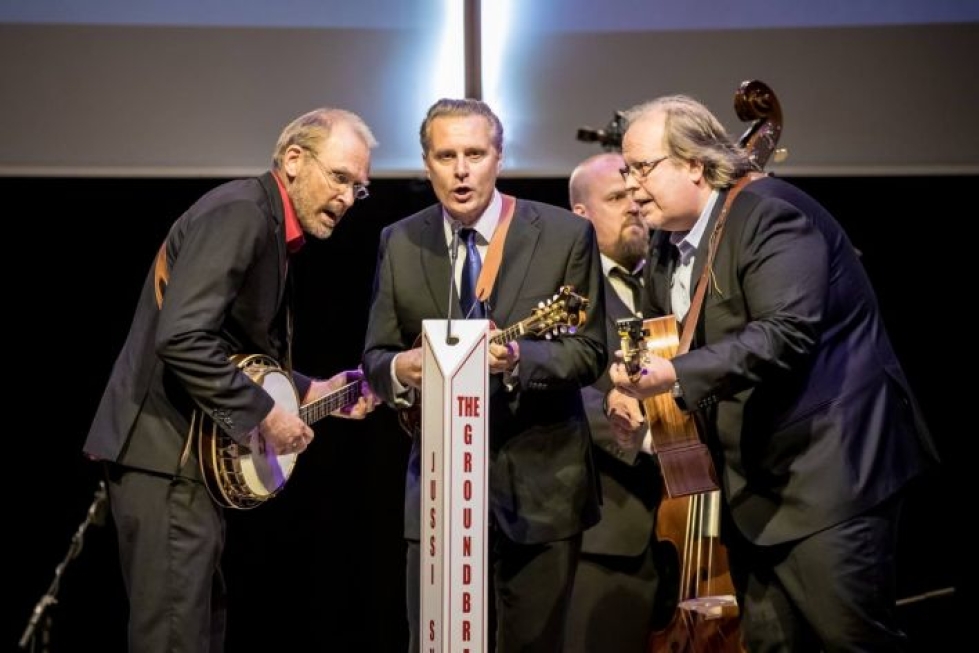 Jussi Syren and the Groundbreakers esiintyi Joensuussa vuonna 2018. Kuvassa vasemmalta Tauri Oksala (banjo), Jussi Syren (mandoliini), Tero Mäenpää (kontrabasso) ja J. P. Putkonen (kitara).