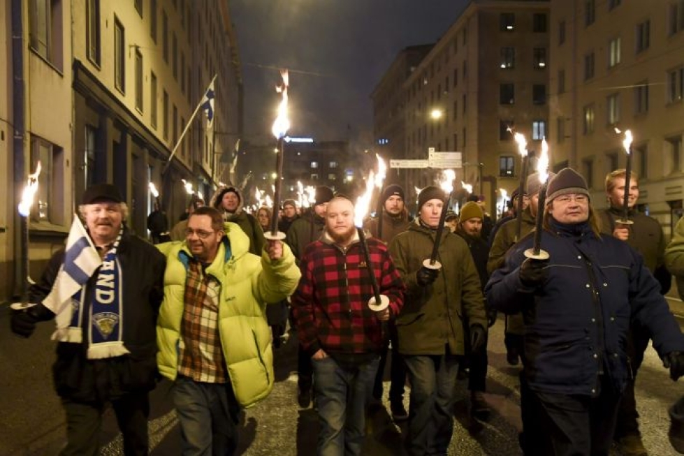Vuosi sitten Helsingissä nähtiin itsenäisyyspäivänä muun muassa 612.fi-yhdistyksen järjestämä soihtukulkue. LEHTIKUVA / MARKKU ULANDER