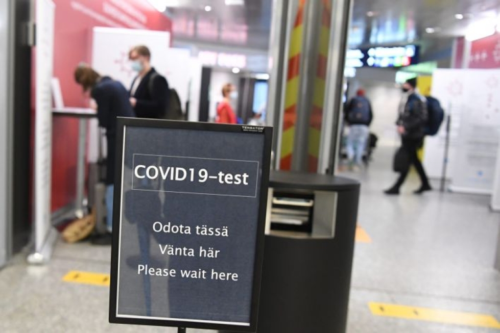 Tutkijatohtori Tuomas Aivelo pitää koronatestauksia rajoilla tämän hetken tärkeimpänä toimena uusien koronavirusmuunnosten torjunnassa. LEHTIKUVA / Jussi Nukari