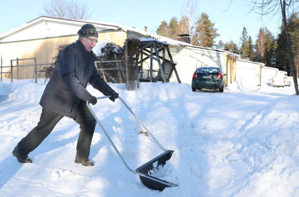 Asunto Oy Joensuun Heinäpuron hallituksen puheenjohtaja Martti Miettinen ahkeroi lumitöissä ja toivoo kaupungin tonttipäätöksiltä oikeudenmukaisuutta ja kohtuullisuutta.