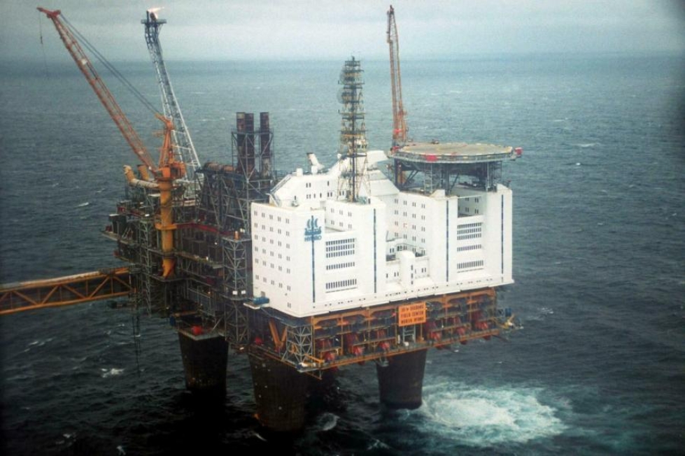 Ympäristöjärjestöjen mukaan öljynporauslupien myöntäminen on Norjan perustuslain ja Pariisin ilmastosopimuksen vastaista. Kuvassa öljynporauslautta Oseberg Pohjanmerellä. LEHTIKUVA / ILKKA RANTA