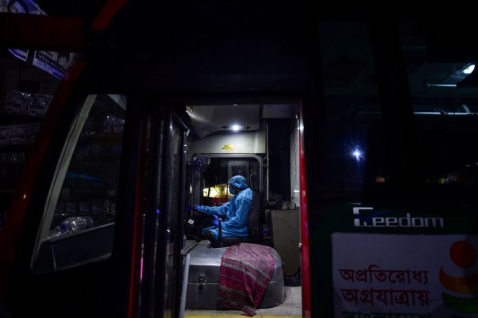 Bussikuski odotti Wuhanista evakuoituja bangladeshilaisia Dhakassa. LEHTIKVUA / AFP