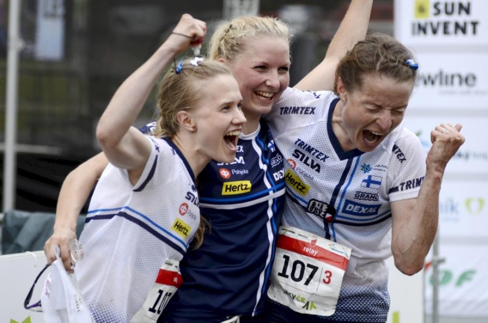 Sari Anttonen (vas.), Marika Teini, Merja Rantanen ottivat kultaa suunnistuksen EM-viestissä toukokuussa. LEHTIKUVA / handout