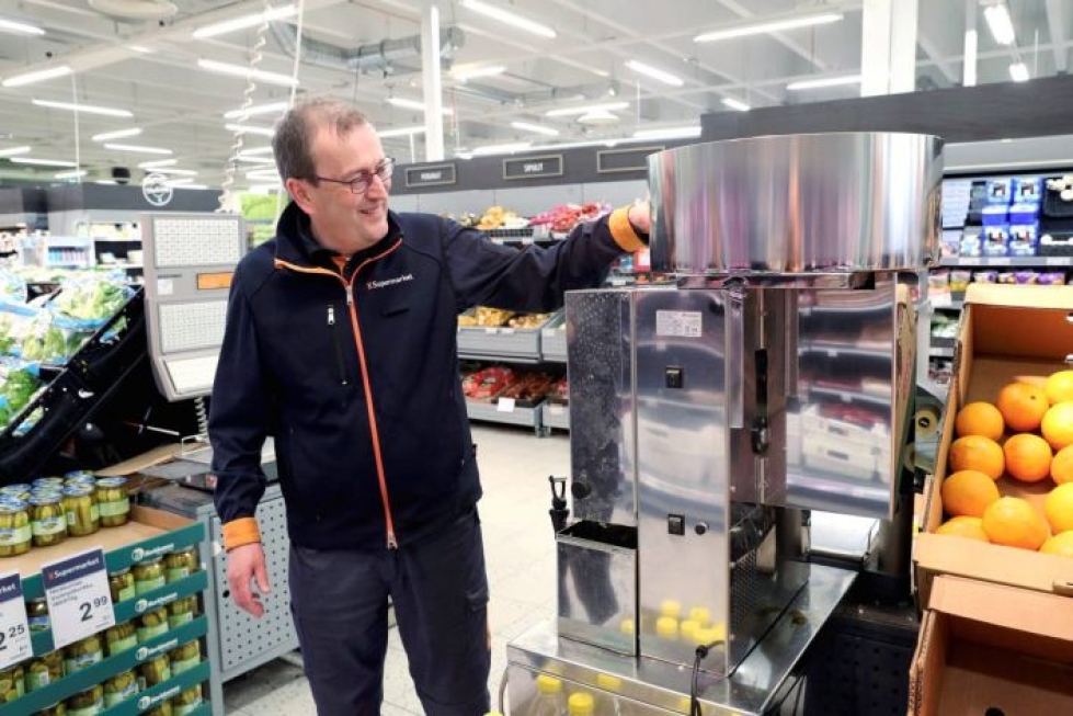 Kauppias Kai-Heikki Pennasen uusin tuote on tuorepuristettu appelsiinimehu.