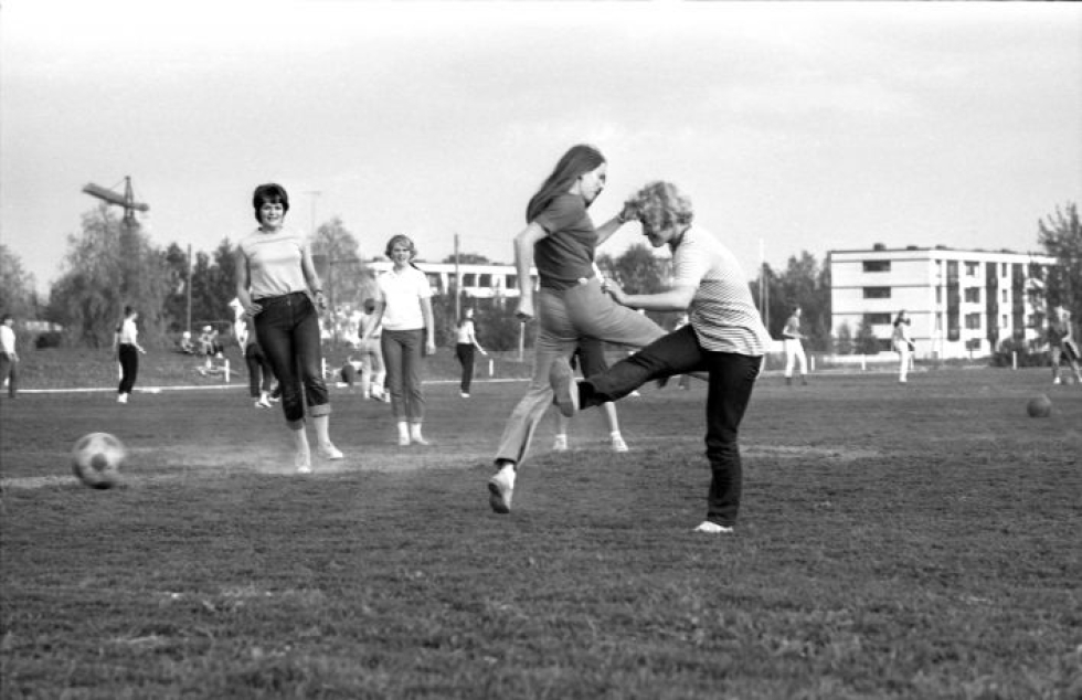 Tällaista menoa farkutkin jalassa Joensuun keskuskentällä nähtiin 17. toukokuuta 1971, kun naisia oli kutsuttu kokeilemaan jalkapalloa.