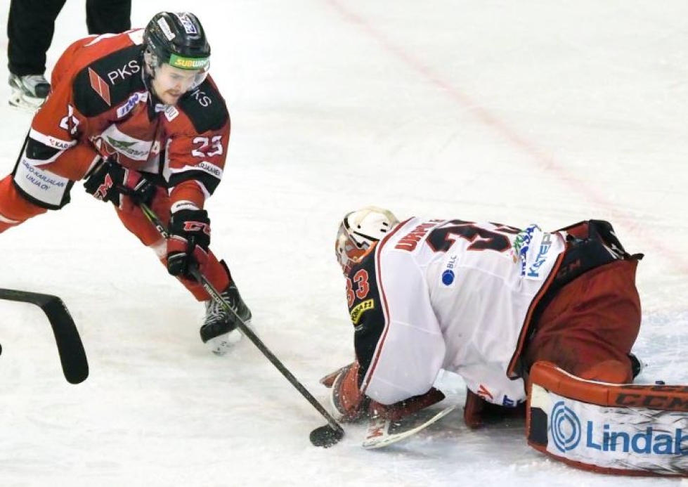 Mika Koivisto onnistui upottamaan kiekon kahdesti Roope Urpolahden taakse.