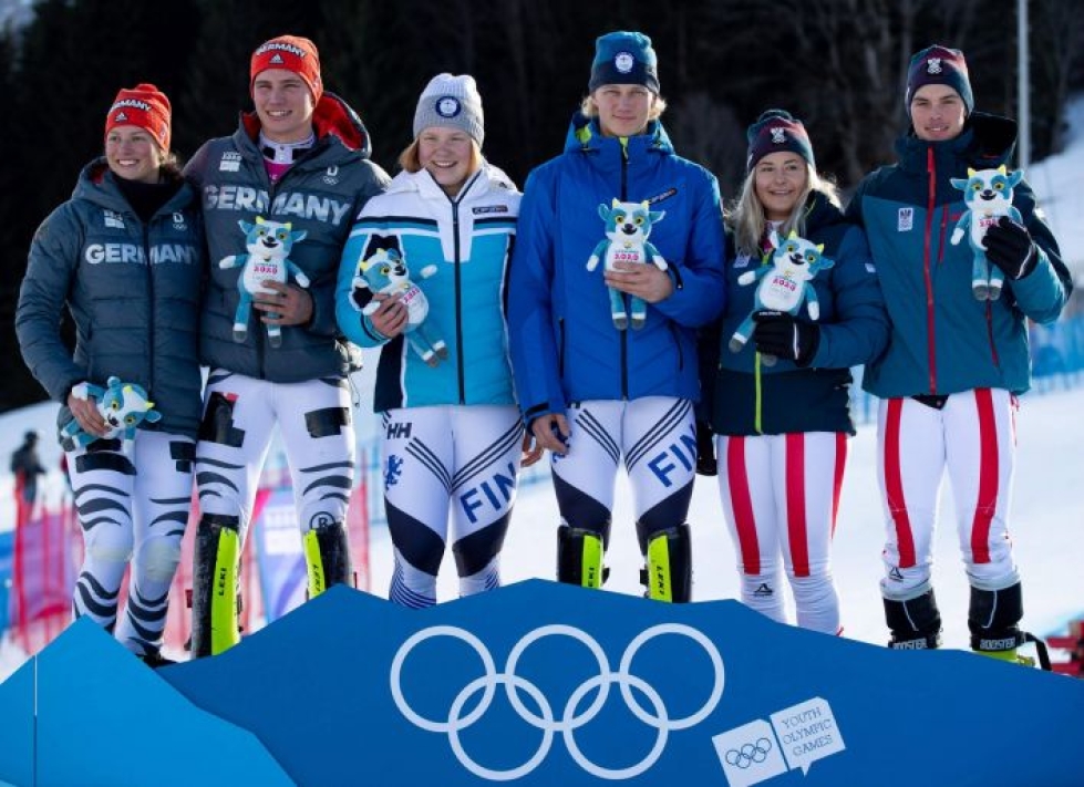 Rosa Pohjolainen ja Jaakko Tapanainen pujottelivat sekajoukkuekilpailussa kultaa. LEHTIKUVA/AFP