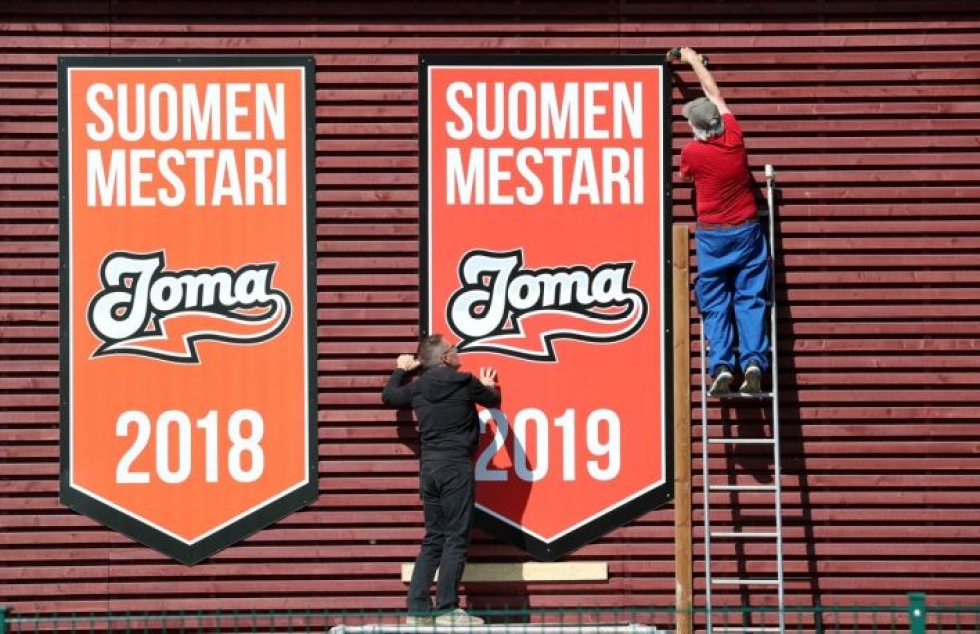 Tommi Moilanen passasi alhaalta ja Markku Kapanen kiinnitti vuoden 2019 Mestaruustaulua tikapuilta käsin.