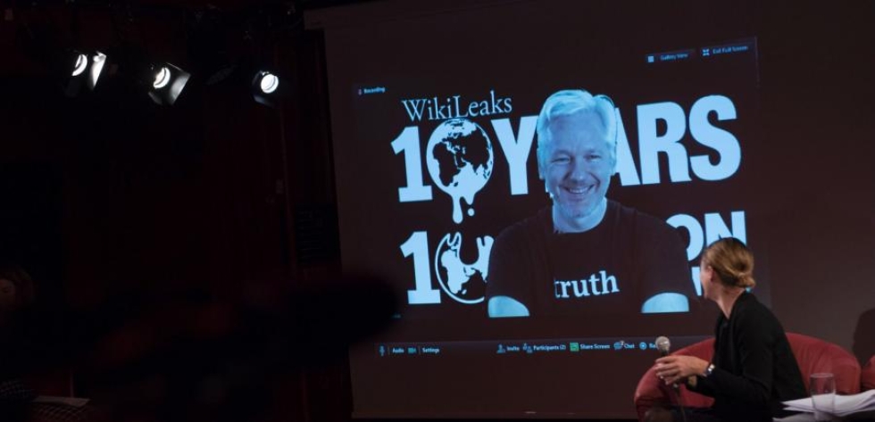 Julian Assange puhui Wikileaksin 10-vuotislehdistötilaisuudessa videolinkin välityksellä aiemmin tässä kuussa. LEHTIKUVA/AFP