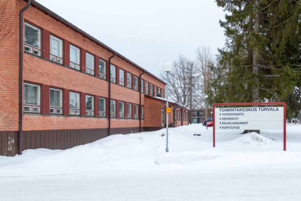 Nykyinen toimintakeskus Turvala sijaitsee kuvassa olevan kunnantalon takana.
