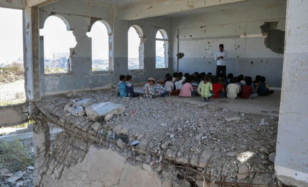 Jemenin Taizissa lapset aloittivat syyskuussa kouluvuotensa pommitetussa rakennuksessa. LEHTIKUVA / AFP