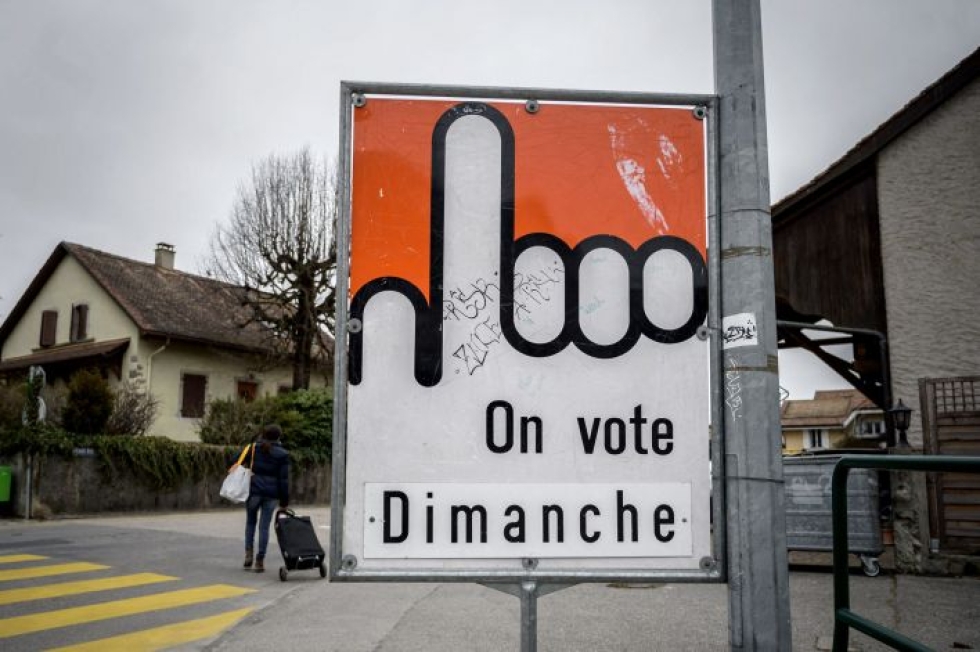 Sveitsiläiset äänestävät tänään kansanäänestyksessä ehdotuksesta, jonka mukaan kasvojen peittäminen julkisilla paikoilla pitäisi kieltää.