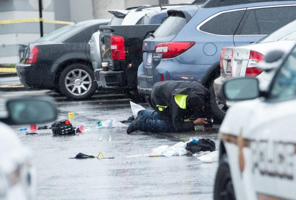 Poliisi etsi todisteita ampumisesta eilen Marylandin Bethesdassa. LEHTIKUVA/AFP