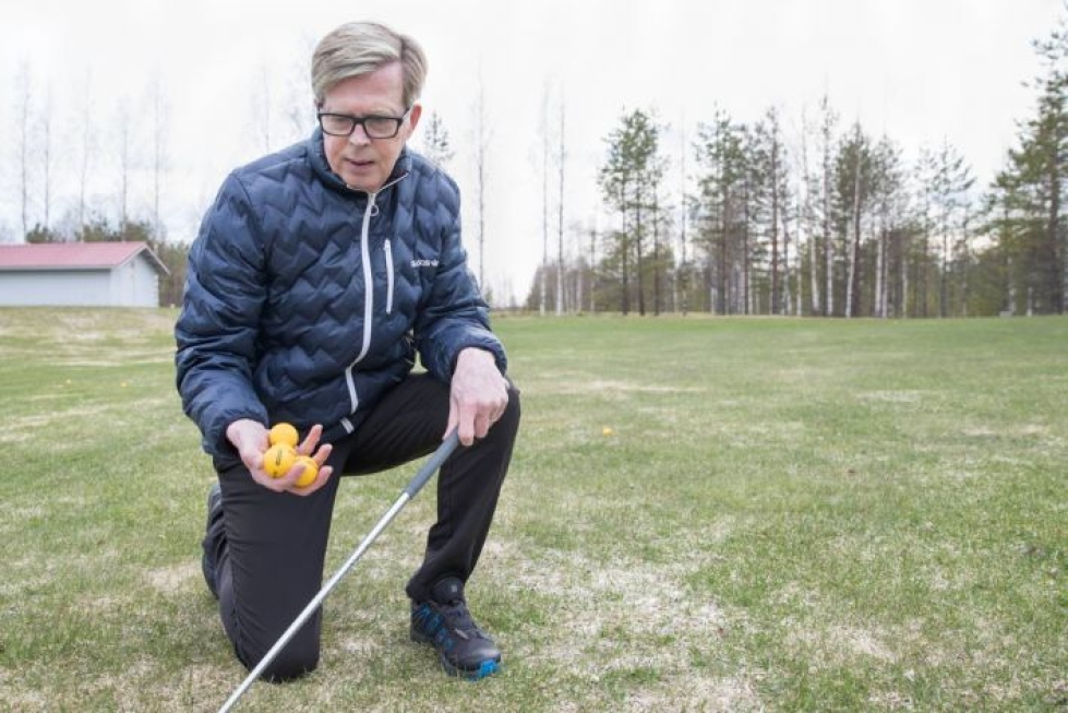 Outokummun golfseuran puheenjohtaja Raimo Tölli kertoo, että seuran harjoituspallot vaihdettiin keltaisiksi. Samalla lailla ne korppien leikkeihin kelpaavat.