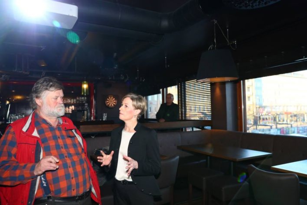 Jouni Porokka ja Heli Hjälm keskustelivat kokoomuksen vaalivalvojaisissa Bar Playssa.