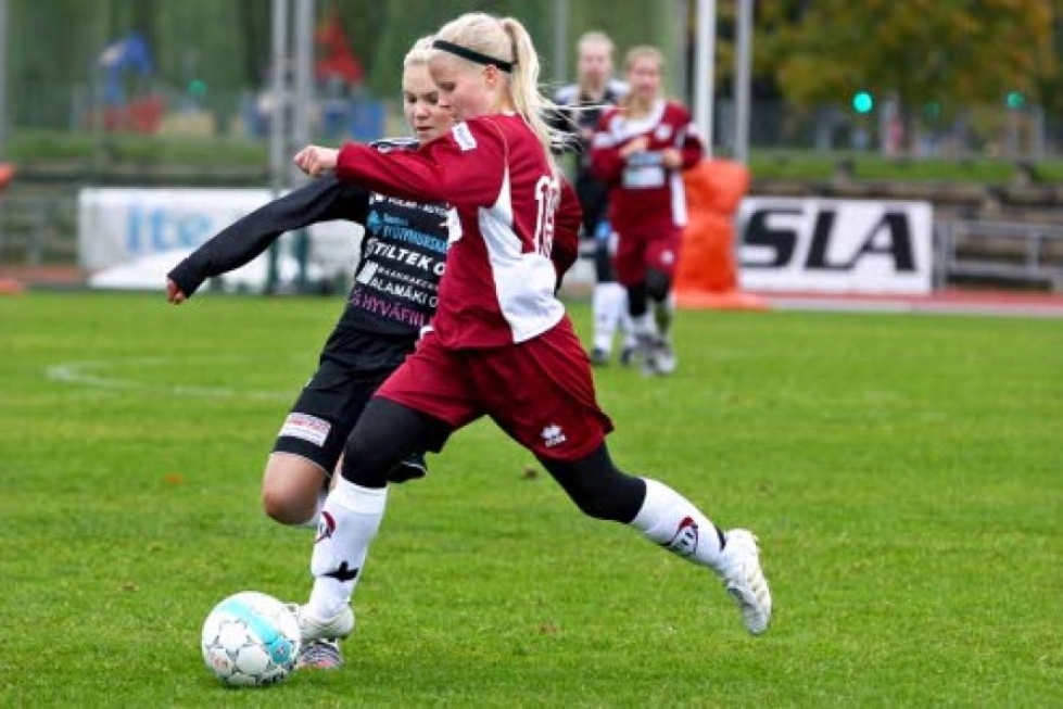 FC Hertan punapaitainen Iina Sundvall palkittiin sunnuntain pelin jälkeen.
