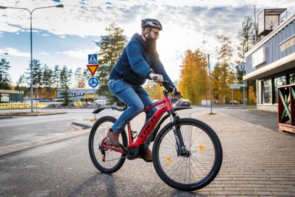 Niko Puuronen oli kokeilijoista ainoa, joka testasi maastosähköpyörää.  – Ylämäet menivät poluilla tavallista maastopyörää kevyemmin, mutta polkemaan joutui ja syke nousi. Ei tämä mopo ole.