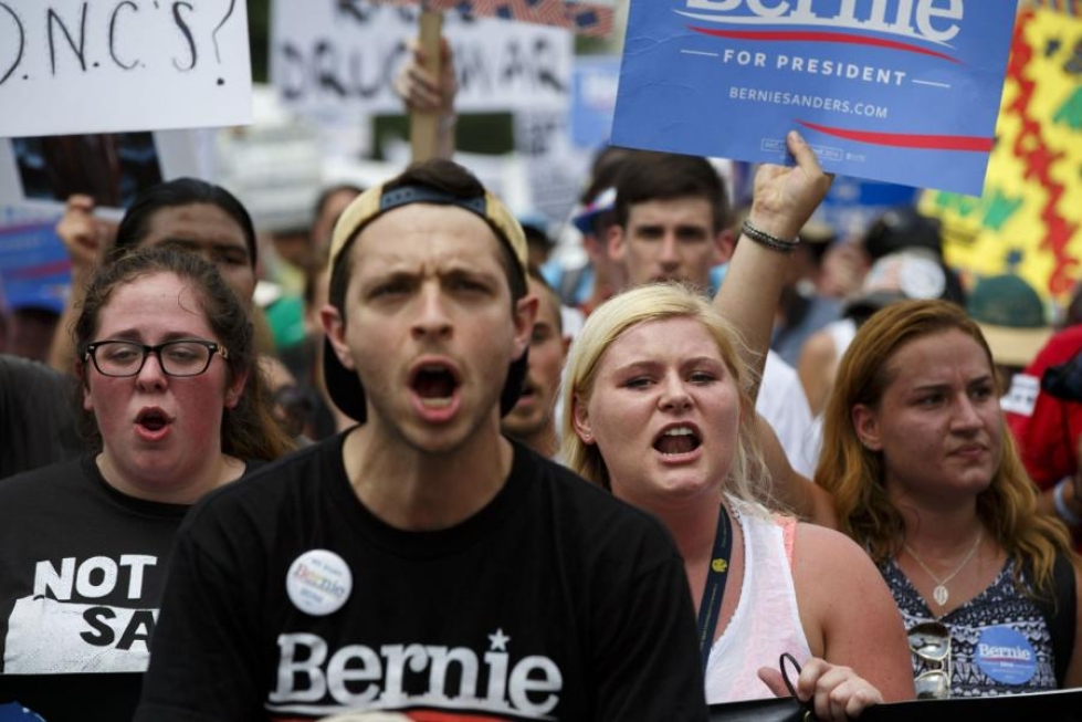 Bernie Sandersin kannattajat ovat osoittaneet mieltään Philadelphiassa. LEHTIKUVA/AFP