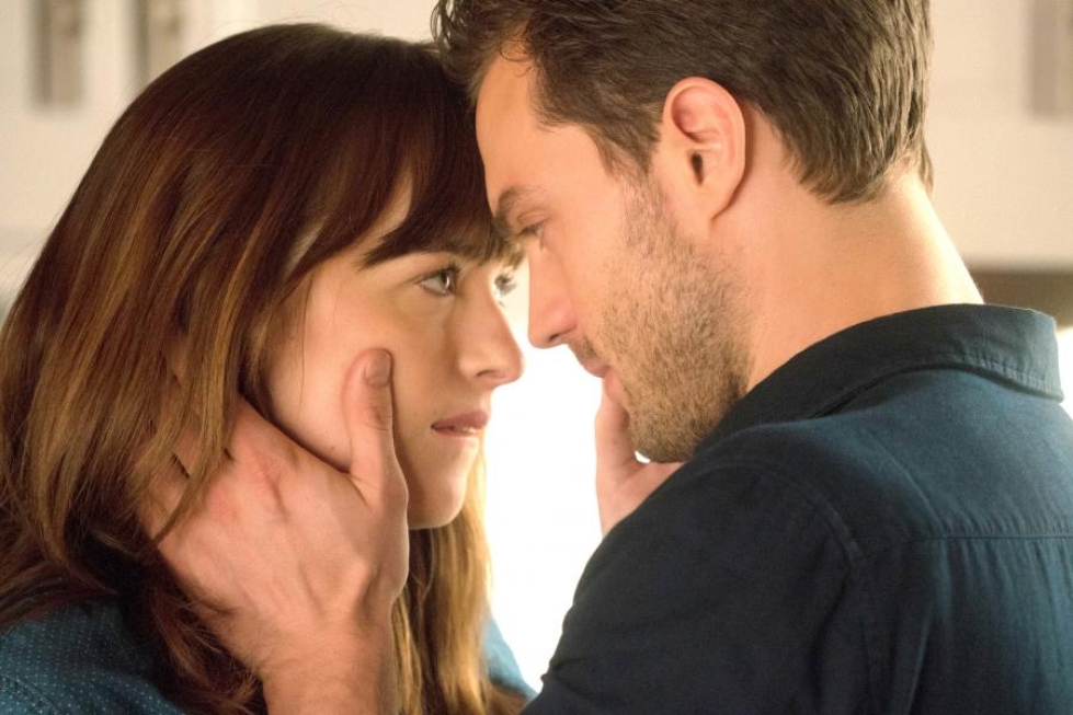 Anastasia Steelen (Dakota Johnson) ja Christian Greyn (Jamie Dornan) suhde sen kuin jatkuu vaan.