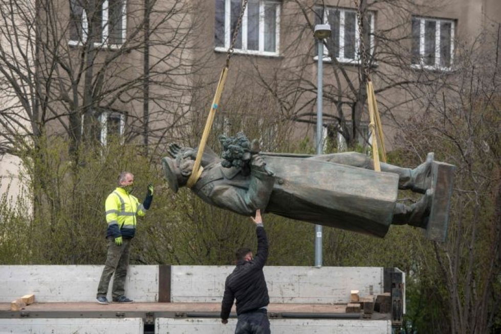 Neuvostokenraali Konevin patsas sai antaa tietä toisen maailmansodan muistomerkille. LEHTIKUVA/AFP