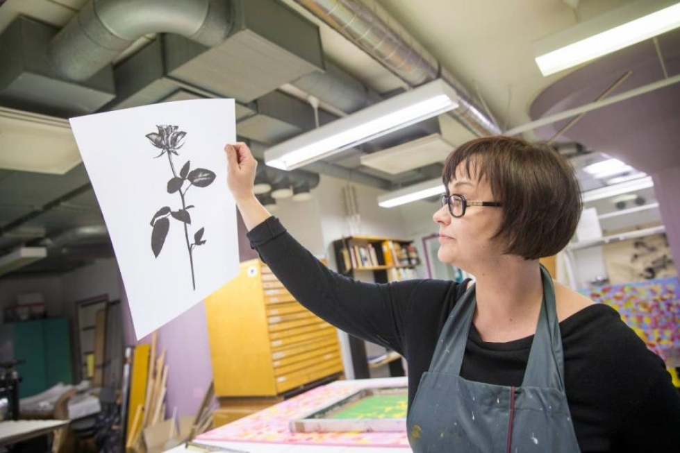 Ruusuja kuvataiteilija Johanna Turunen on vedostanut teoksiinsa satoja.