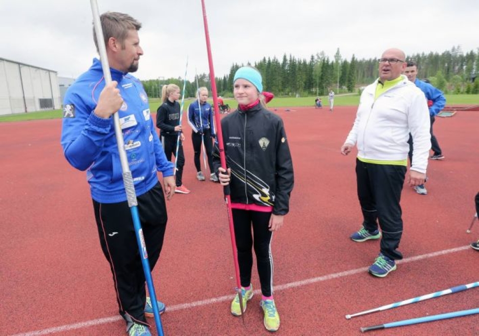 Jarmo Hirvosen (oik.) ideoimassa Antti Ruuskasen keihäskoulussa Tanhuvaarassa oppia mestarilta itseltään sai neljä vuotta sitten Aada Pöllänen.