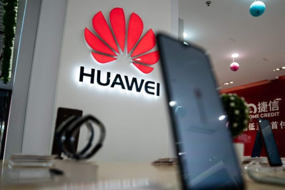 Yhdysvaltalaisia yrityksiä on määrätty lopettamaan teknologian myyminen Huaweille. Tämä voi tarkoittaa fyysisten puhelinkomponenttien lisäksi erilaisia palveluita, joita puhelimet käyttävät. LEHTIKUVA/AFP