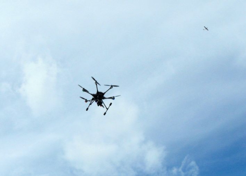Poliisin mukaan droneja ei saa käyttää riistaeläimen hätyyttämiseen ja jäljittämiseen. 