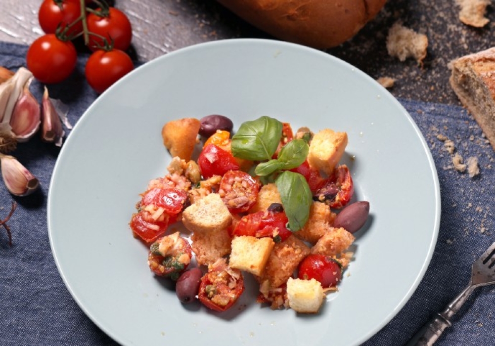 Panzanella-salaatti saa makua oliiviöljystä, tomaattien mehusta ja omenaviinietikasta tehdystä kastikkeesta.