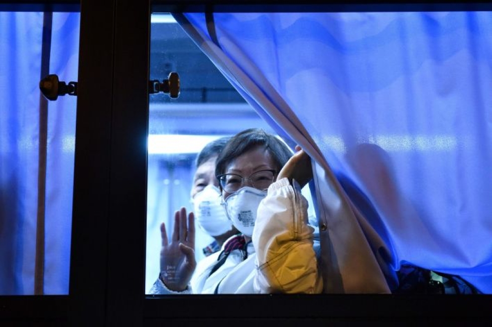 Yhdysvaltalaisia matkustajia pääsi poistumaan Japanissa koronavirusken takia eristyksessä olevalta risteilyalukselta. LEHTIKUVA / AFP