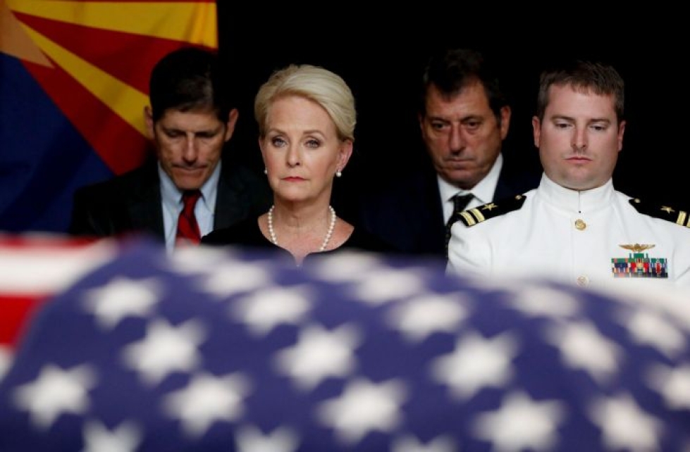 Seremoniaa seurasivat McCainin leski Cindy ja hänen poikansa Jack. Lehtikuva/AFP