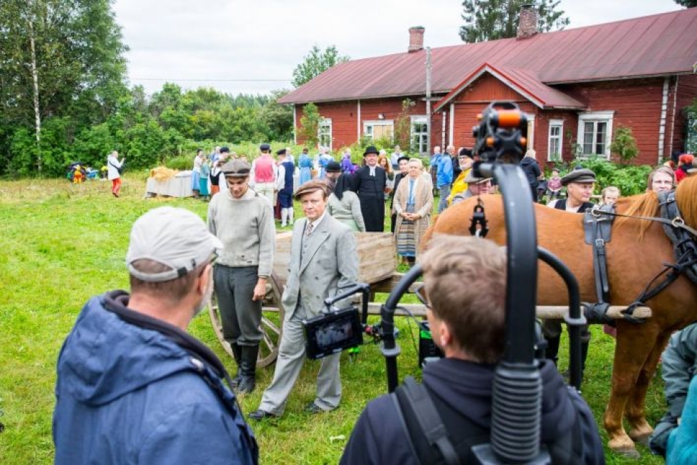 Kontiolahdella kuvattiin keskiviikkona kylätapahtumakohtausta Markku Pölösen Oma maa -elokuvaan. Kuvassa näyttelijät Konsta Laakso ja Mika Nuojua.