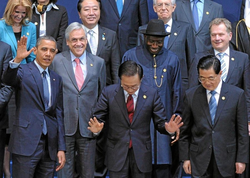 Joukko maailmanjohtajia poseeraa Soulin ydinturvakokouksessa.