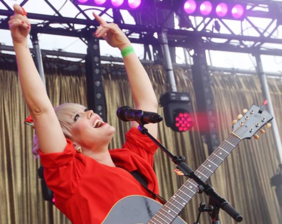 Anna Puu esiintyi Ilosaarirockin Rentolavalla heinäkuussa 2016.