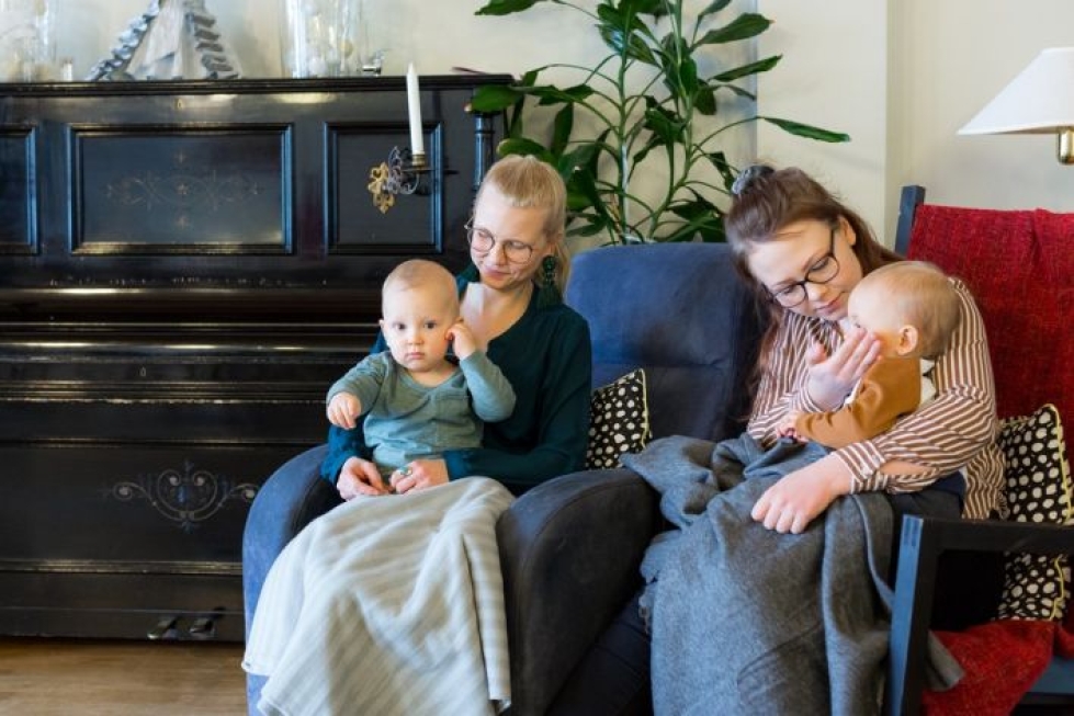 Riika Ryynäsen (vas.) ja Alina Laukkasen vauvat Sisu ja Luukas ovat hyvin erilaisia nukkujia.
