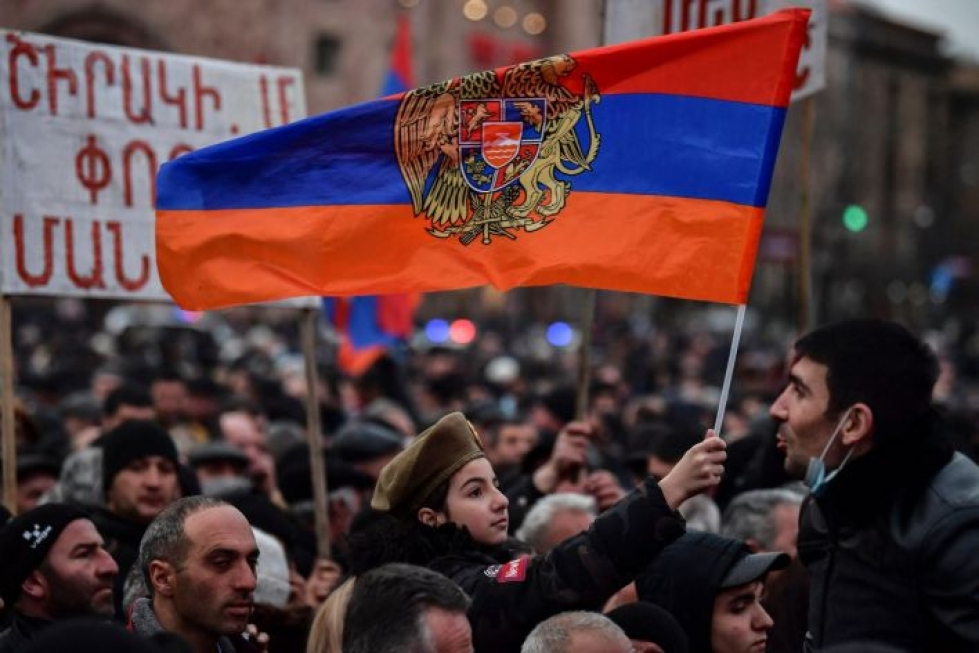 Armenian pääministeriä Nikol Pashinjania tukevat osoittivat mieltään maanantaina maan pääkaupungissa Jerevanissa. LEHTIKUVA / AFP