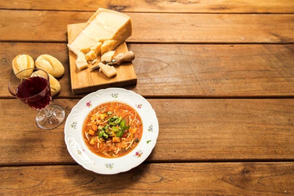 Italialainen  minestronekeitto on klassikko. Kaali ja pasta tekevät siitä ruokaisan ilman pekoniakin.