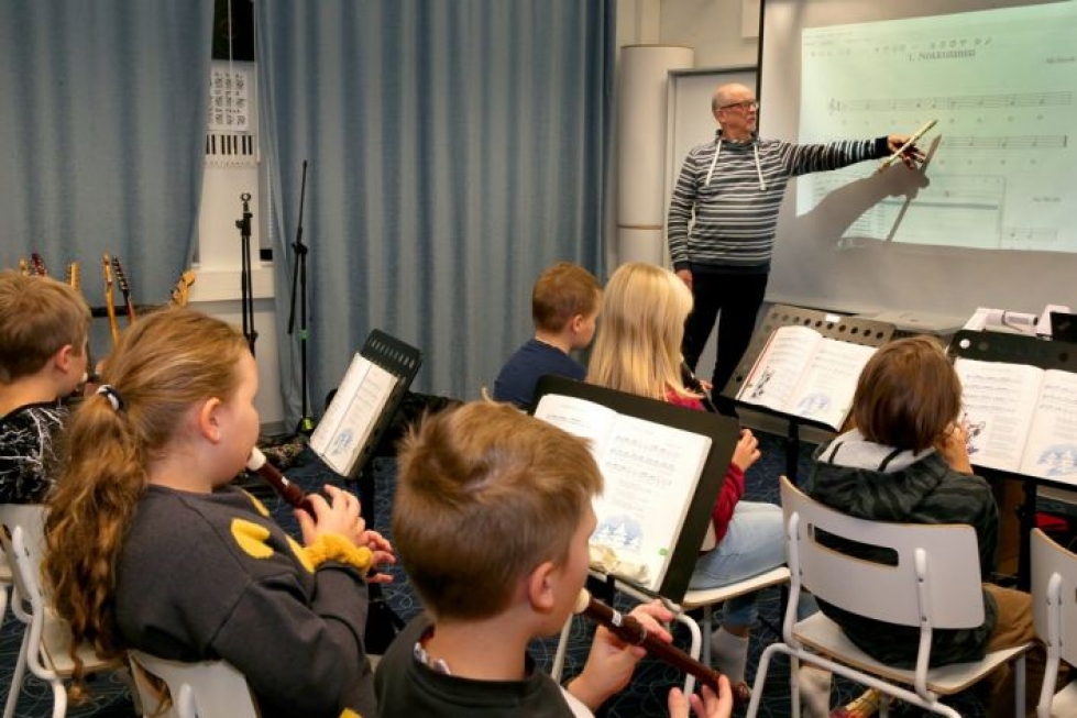 Vaihdetaanpa vähän hitaampaan kappaleeseen, ehdottaa Matti Väänänen neljännen luokan oppilailleen. Pakollinen musiikinopetus loppuu nykyisessä tuntijaossa seitsemänteen luokkaan. 8. ja 9. luokilla sen voi valita valinnaiseksi taideaineeksi.