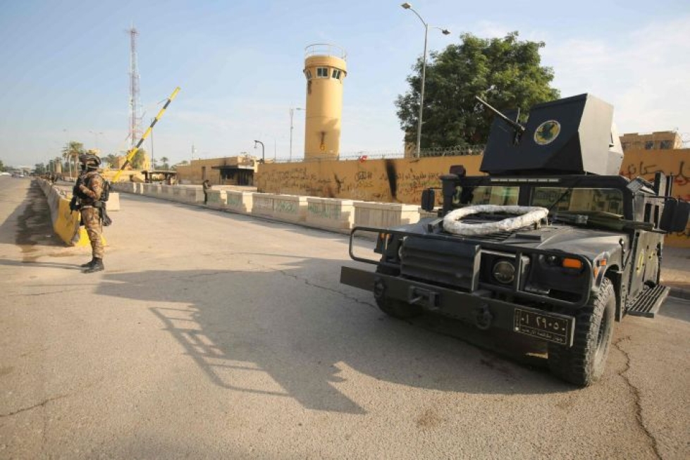 Irakissa kolme rakettia on osunut pääkaupunki Bagdadin lentokentällä sijaitsevaan sotilastukikohtaan, jossa majoittuu Yhdysvaltain joukkoja. Kuva Yhdysvaltojen suurlähetystän lähettyviltä Bagdadista. LEHTIKUVA/AFP