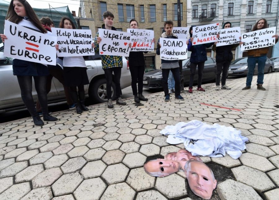 Hollannin lähetystön edustalle Kiovassa kerääntyneet ukrainalaiset aktivistit muistuttivat, ettei Euroopan pidä kuunnella Venäjän propagandaa. LEHTIKUVA/AFP