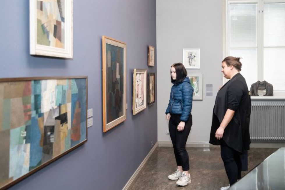 Ystävykset Pessi Kuismanen, 43, ja Adele Seppälä, 14 (vas.) tutustuivat Joensuun taidemuseo Onnin kokoelmanäyttelyyn syyskuussa 2020.