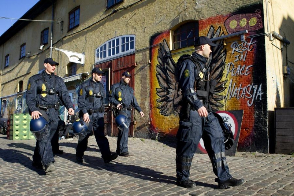 Raskaasti aseistautuneet poliisit sulkivat kaikki Christianiaan vievät tiet ja kadut. LEHTIKUVA / AFP